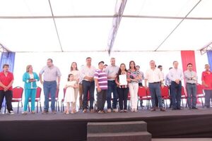 Gobierno entregó a más de 1.000 familias los títulos de propiedad de viviendas en Ayolas - El Trueno