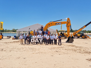 De La Sobera realizó la demostración de la excavadora JCB JS220
