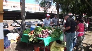"Consuma lo que Itapúa produce", exitosa feria agropecuaria frente a la Gobernación de Itapúa