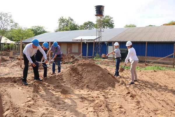 Sellaron proyecto de construcción de una nueva Facultad de Enfermería a través de palada inicial