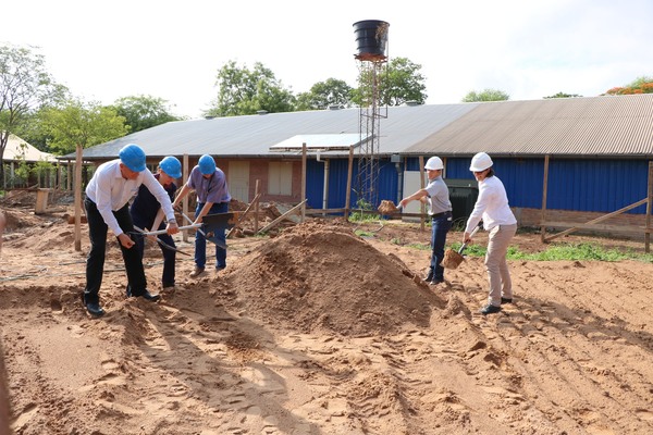 Sellaron proyecto de construcción de una nueva Facultad de Enfermería a través de palada inicial  