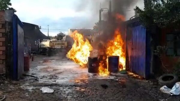 Bomberos controlan incendio en depósito de combustible en Villa Elisa