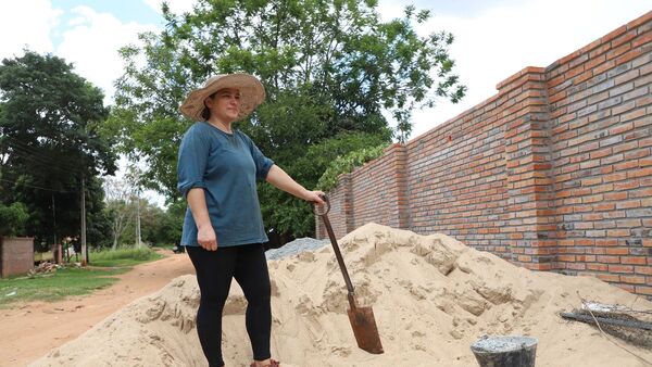 Doña se capacitó en albañilería y ya levantó una muralla para su casa