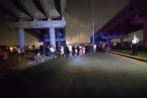 Vecinos del barrio San Carlos se quedan sin luz y culpan a contratista de puente - Nacionales - ABC Color