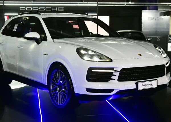 Diesa lanzó el nuevo Porsche Cayenne Platinum Edition - Empresariales - ABC Color