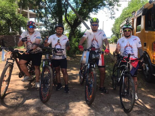 De Argentina a Caacupé en bici: Tradición y fe de paraguayos por la virgencita azul