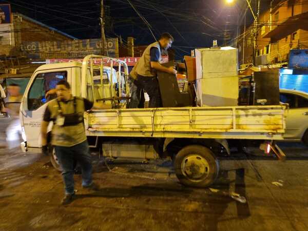 Diario HOY | Requisan 32 tragamonedas en el Mercado 4 en intervención nocturna