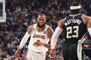 LeBron y Davis guían a Lakers a vencer a los Bucks