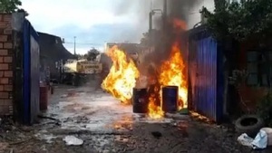 Bomberos controlan incendio en depósito clandestino de combustible - Noticias Paraguay