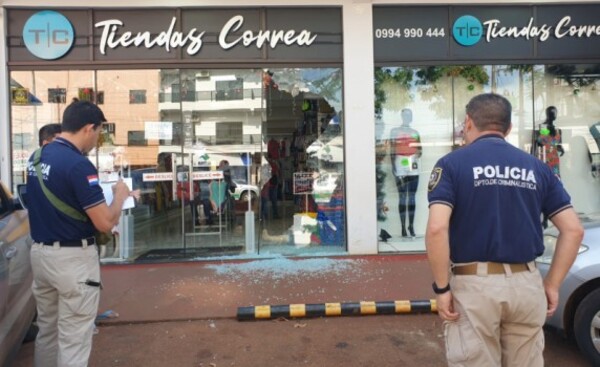 Rompió blindex de tienda para entrar a robar