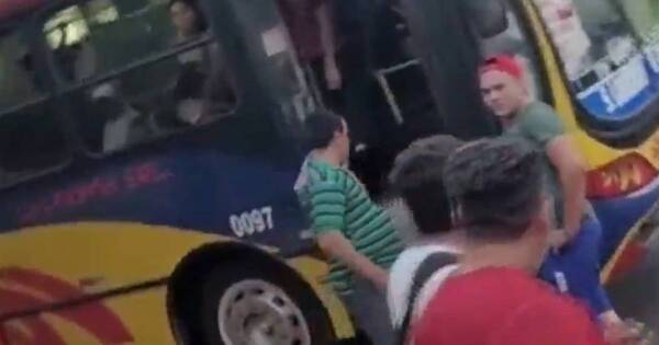 La Nación / Chofer de la línea 49 se tomó a los golpes con un pasajero