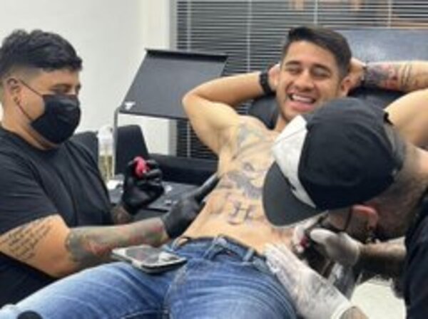 Tito Torres y el doloroso tatuaje que se está haciendo