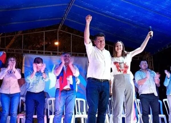 Efraín y Soledad plantean erradicar la mafia y la corrupción endémica - Política - ABC Color