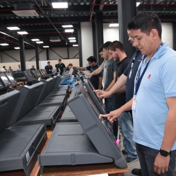 Diario HOY | Verifican maletines electorales de las mesas receptoras de votos de la ANR