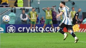 Lionel Messi completa mil partidos y celebra con gol