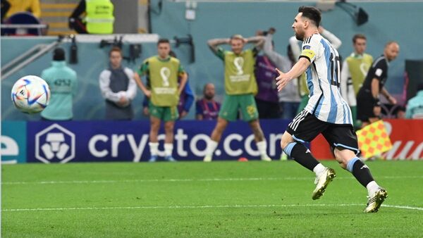 Lionel Messi completa mil partidos y celebra con gol