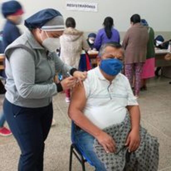 La vacuna es la clave para protegerse del COVID-19 y la influenza