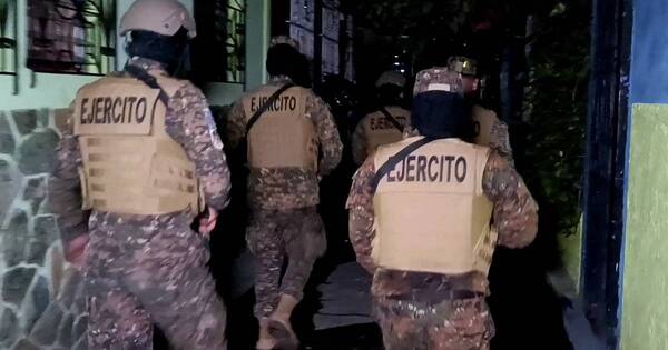 La Nación / El Salvador rodea populoso municipio para capturar pandilleros