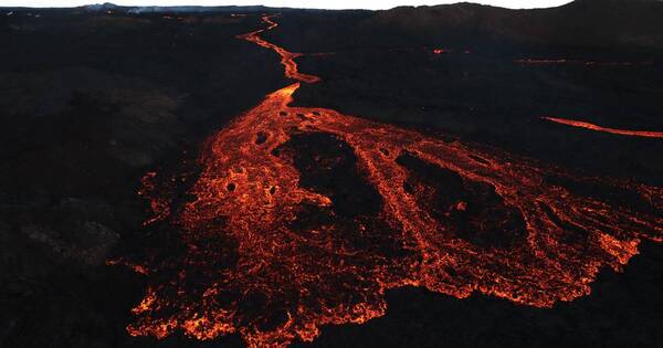La Nación / Volcán en Hawái apeligra principal carretera con ríos de lava
