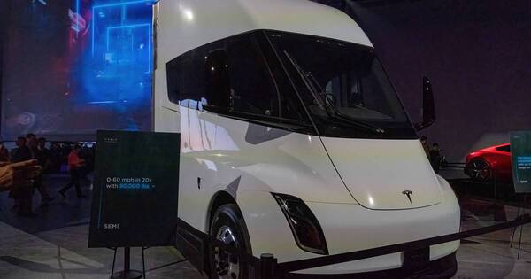 La Nación / Tesla entrega su primer camión eléctrico: el Semi