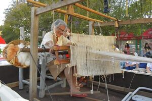Carrozas alegóricas con ao po’i en Yataity del Guairá - Nacionales - ABC Color