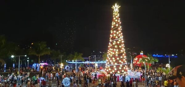 Navidad sustentable: multitudinaria participación en mágico encendido en Ciudad del Este  - ABC en el Este - ABC Color