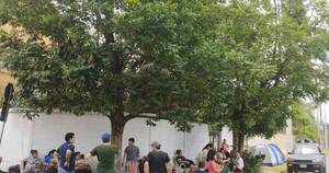 La Nación / Padres denuncian que tienen que formar fila por varios días