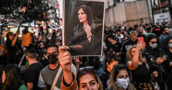 La Nación / Irán revisa ley del velo obligatorio