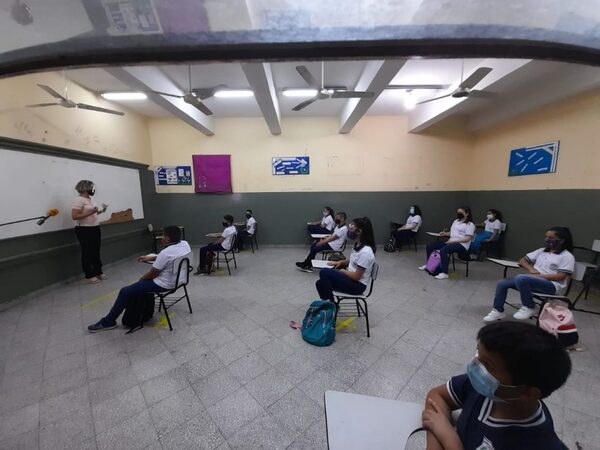 Vuelta a clases: Presentarán plan piloto para rendir exámenes finales presenciales - PDS RADIO