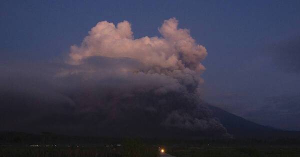 La Nación / Indonesia: decretan alerta máxima por erupción del volcán del Monte Semeru