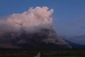 Casi 2.000 desplazados tras la erupción de un volcán en Indonesia - Mundo - ABC Color