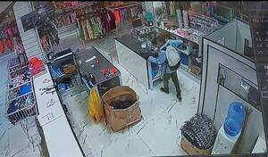 [VIDEO] Rompió blíndex para pelar un negocio