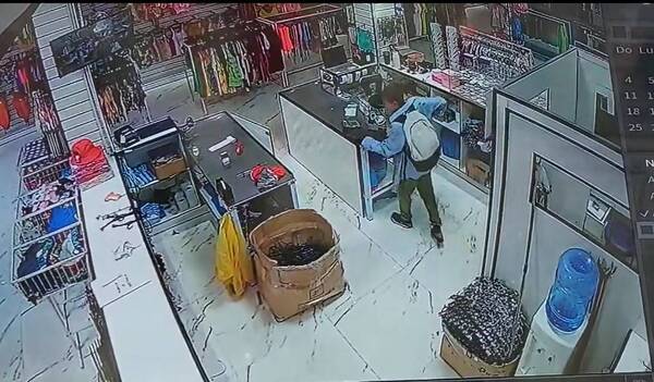 [VIDEO] Rompió blíndex para pelar un negocio