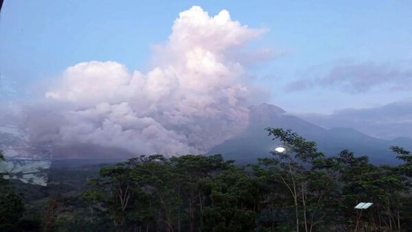 Casi 2.000 desplazados tras la erupción de un volcán en Indonesia - El Independiente