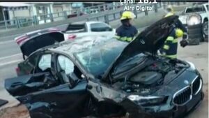 Conductor choca por el viaducto, embiste contra un camión y huye