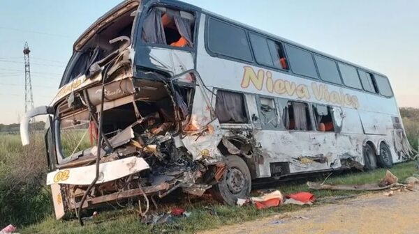 Colectivo repleto de pasajeros que venían a Encarnación chocó con dos camiones, reportan tres fallecidos