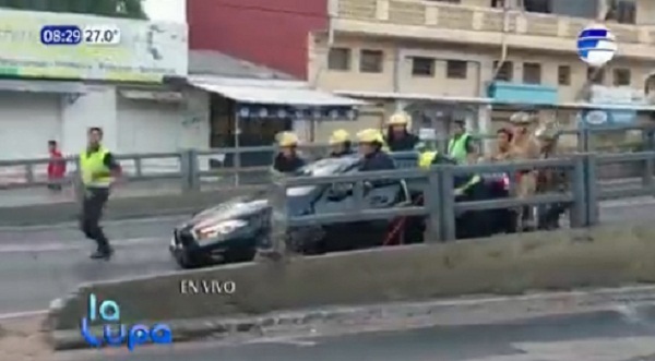 Conductor choca contra una baranda, vuelca e impacta por camión y se fuga