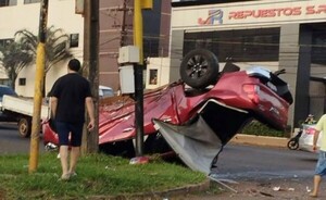 Conductores se salvan de milagro de violento accidente