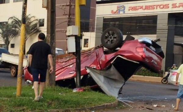 Conductores se salvan de milagro de violento accidente