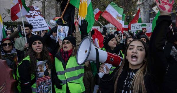 La Nación / Irán disuelve la policía de la moral implicada en la muerte de Mahsa Amini