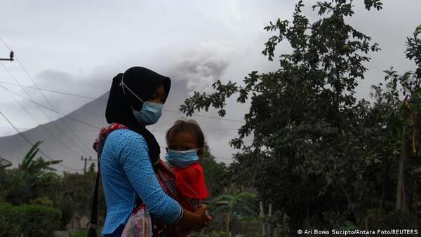 Indonesia: volcán Semeru expulsa columna de 1,5 kilómetros de gases y ceniza