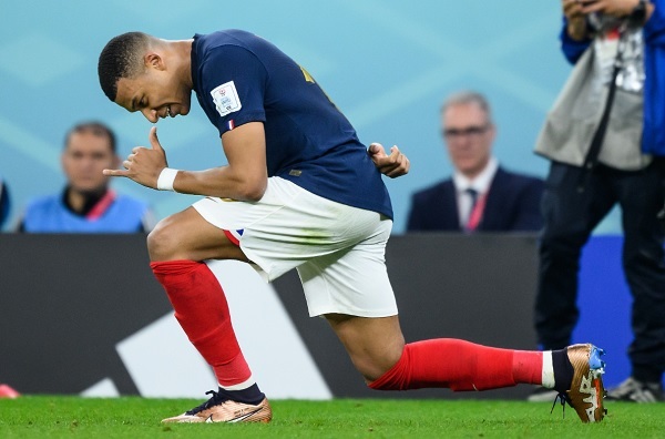 Francia avanza de la mano de un estelar Mbappé