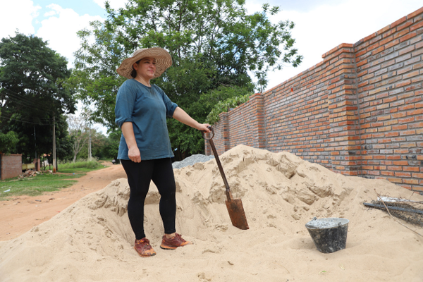 Mujer se capacita en construcción en el SNPP y levanta la muralla de su vivienda en Luque - .::Agencia IP::.