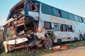 Colectivo que iba a Encarnación chocó con dos camiones: tres muertos y varios heridos