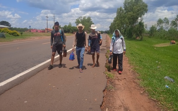 Bajo el intenso calor pero con mucha fe van a Caacupé - Noticiero Paraguay