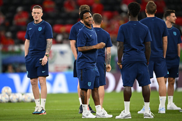 Sterling volvió a Inglaterra porque hombres armados en su casa y lo esperan de vuelta en Catar