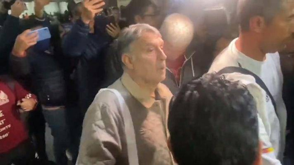 [VIDEO] “Tata” Martino, recibido entre empujones y reclamos en México