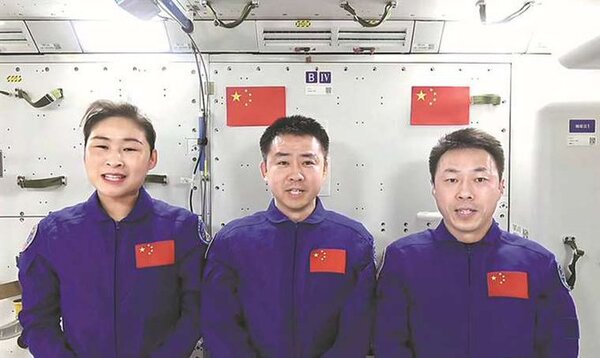 Tres astronautas chinos regresan a tierra