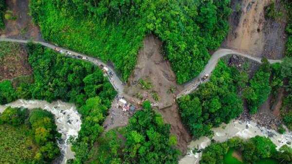 Una menor muere y una veintena de personas quedan atrapadas en un autobús bajo alud de tierra en Colombia