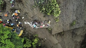Diario HOY | Un muerto y 31 personas atrapadas por alud en carretera de Colombia